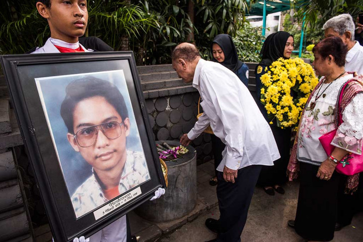 Rektor Universitas Trisakti Thoby Mutis menabur bunga di prasasti saat Peringatan 18 Tahun Tragedi 12 Mei 1998 di Universitas Trisakti