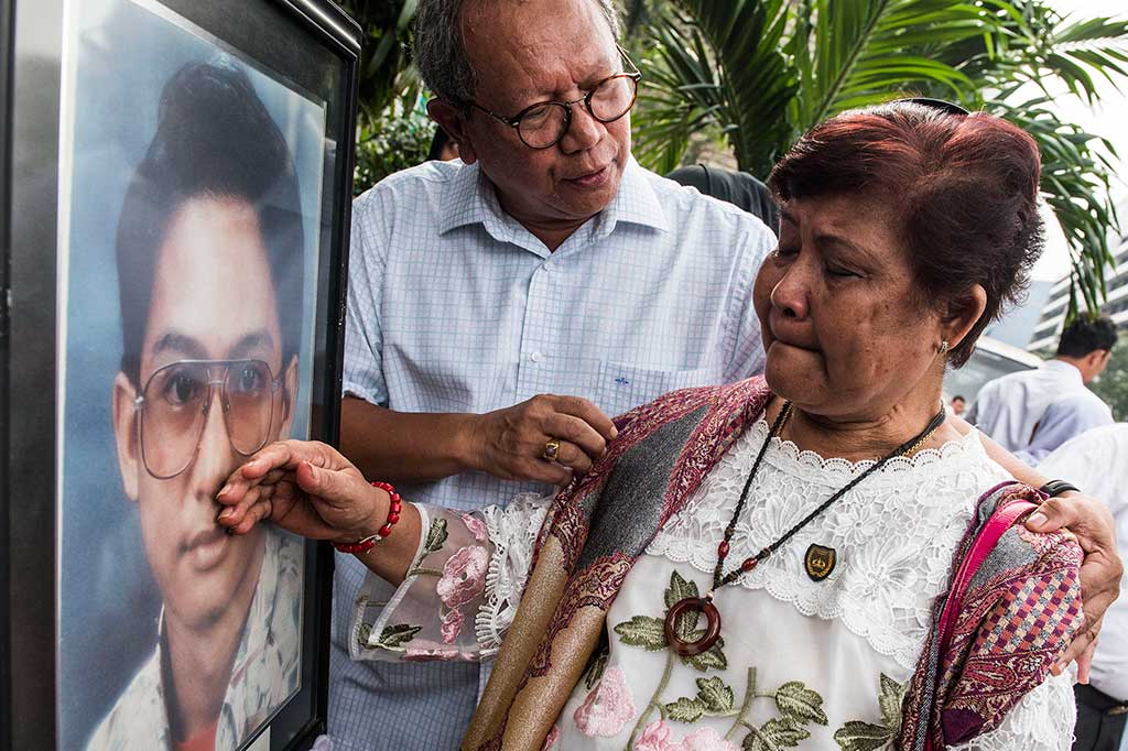 Karsiah Sie mengusap foto mendiang anaknya Hendriawan Sie yang menjadi korban penembakan pada Tragedi 12 Mei 1998.