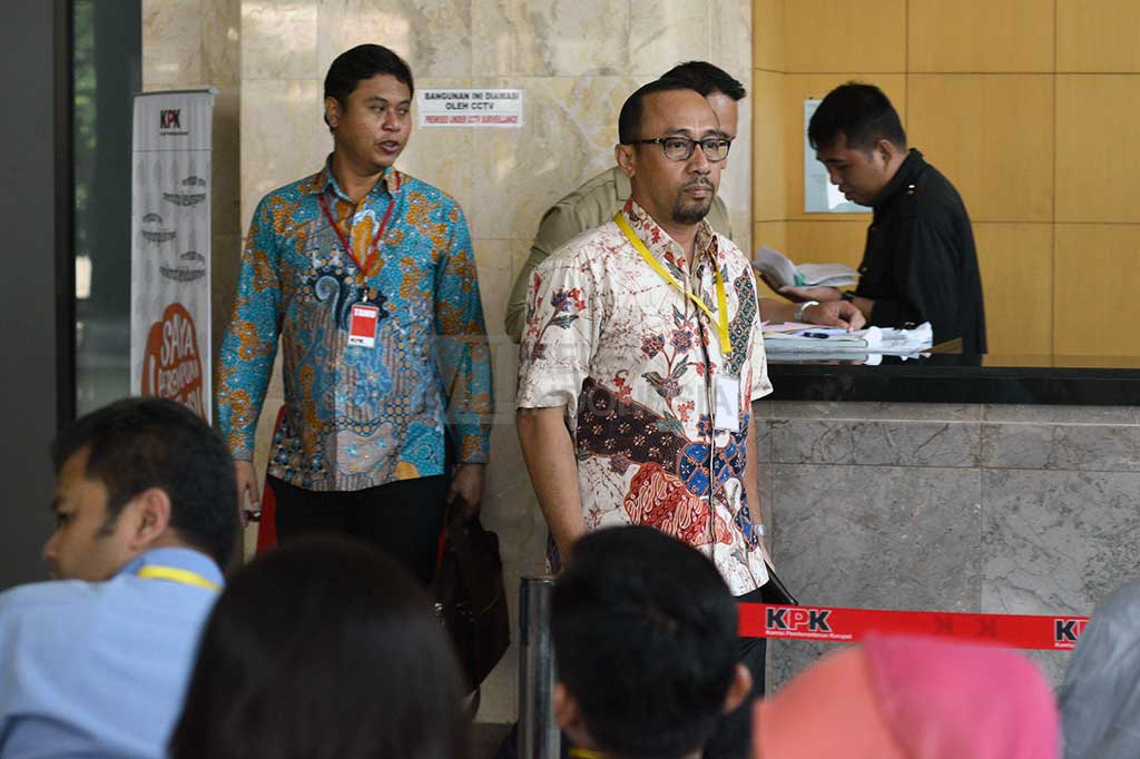 KPK juga memeriksa saksi lain untuk Andi, yaitu Direktur PT Martha Teknik Tunggal, mantan anggota DPRD prov Maluku Utara Imran Sudin Djumadil, dan komisaris PT Cahaya Mas Sakti Perkasa So Kok Seng.