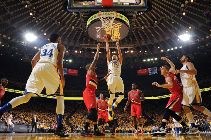 MVP Stephen Curry menyumbang 29 poin untuk Warriors pada pertandingan tersebut.