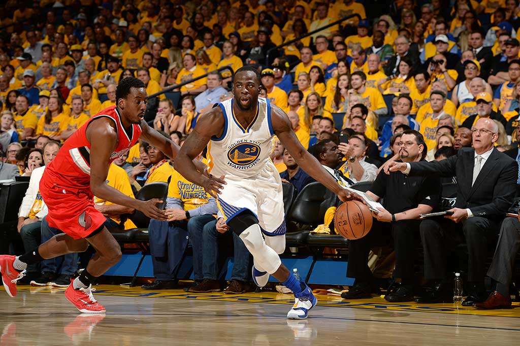 Draymond Green menambahi 13 angka, 11 rebound.