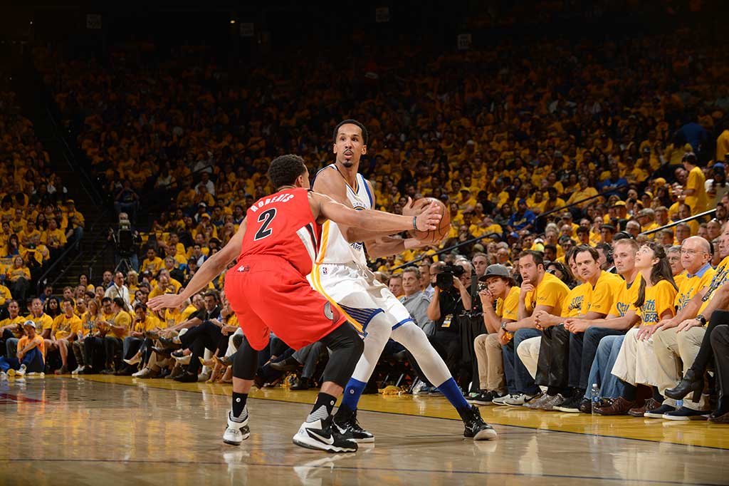 Dan Shaun Livingston mengoleksi 10 angka untuk Warriors.