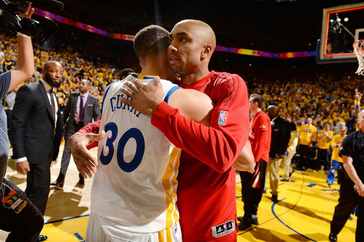 Stephen Curry berpelukan dengan guard Oklahoma City Thunder Gerald Henderson usai pertandingan.