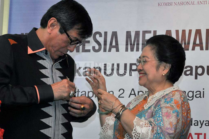Megawati Soekarno Putri menyematkan pin Indonesia Melawan Kejahatan Seksual kepada Mentri Hukum dan HAM Yasonna Laoly.
