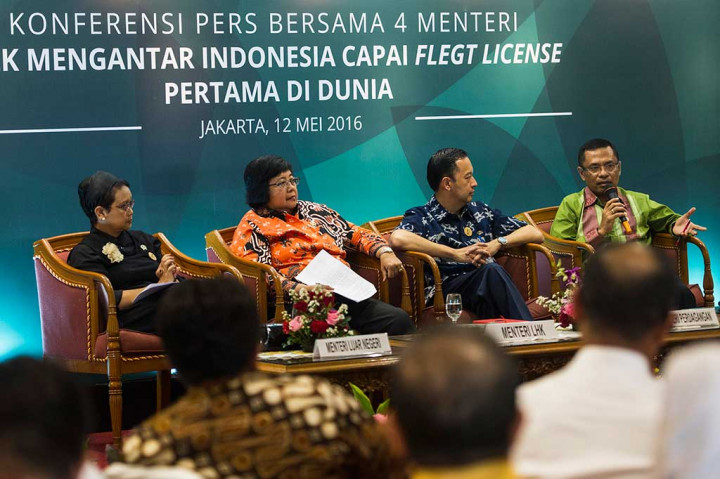 (dari kiri) Menteri Luar Negeri Retno Marsudi, Menteri Lingkungan Hidup dan Kehutanan Siti Nurbaya, Menteri Perdagangan Thomas Lembong dan Menteri Perindustrian Saleh Husin memberikan keterangan pers terkait lisensi FLEGT Uni Eropa di Kementerian Lingkungan Hidup dan Kehutanan, Jakarta, Kamis (12/5/2016).