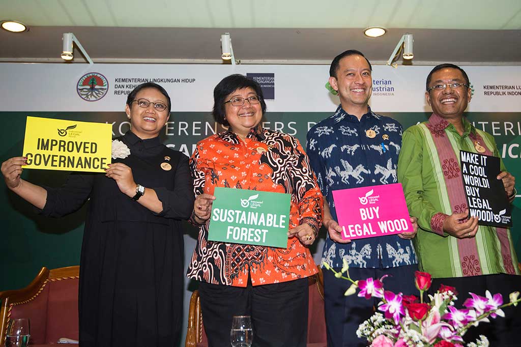 (dari kiri) Menlu Retno Marsudi, Menteri LHK Siti Nurbaya, Mendag Thomas Lembong dan Menperin Saleh Husin menunjukkan poster usai memberikan keterangan pers terkait lisensi FLEGT Uni Eropa.