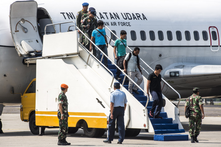 Empat korban penyanderaan menuruni tangga pesawat setibanya di Lanud Halim Perdanakusuma, Jakarta, Jumat (13/5). 