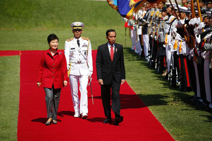 Jokowi dan Park berkeliling memeriksa barisan pasukan.