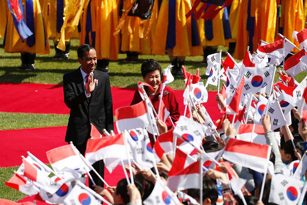 Keduanya kemudian menyapa anak-anak yang mengibarkan bendera Merah Putih serta bendera Korea.