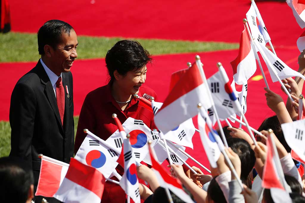 Jokowi menjawab sapaan anak-anak yang menyapa selamat sore kepada kedua presiden sembari tersenyum.