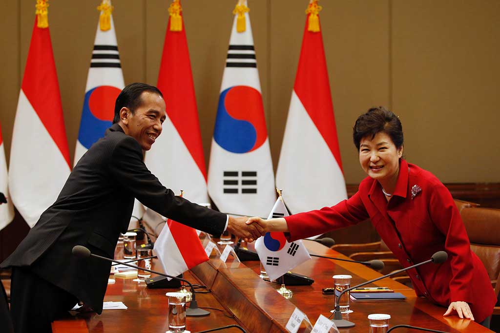Usai menyalami sejumlah menteri kabinet dan pejabat negara Korea, Jokowi beserta Park masuk ke ruangan di Blue House untuk berdiskusi mengenai peningkatan hubungan kedua negara.