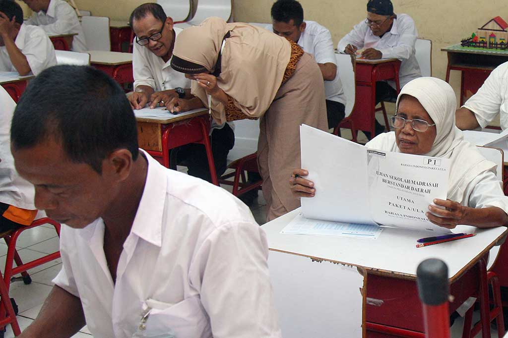 Sejumlah Lansia Antusias Ikuti Ujian Paket A