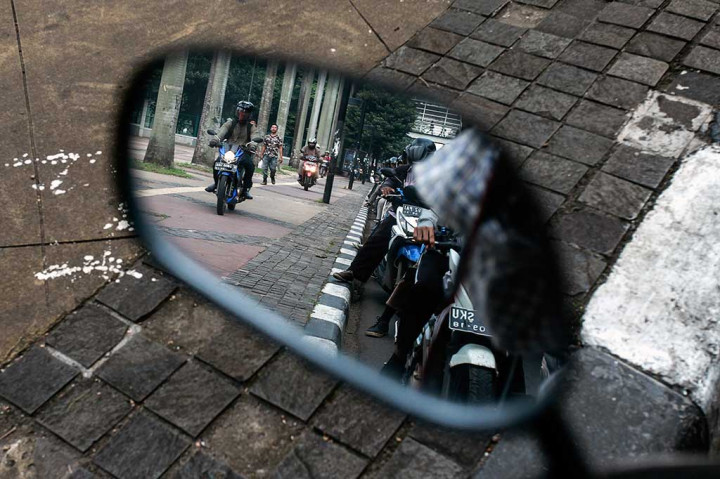 Keterlaluan, Para Pengendara Motor Ini Ambil Hak Pejalan Kaki