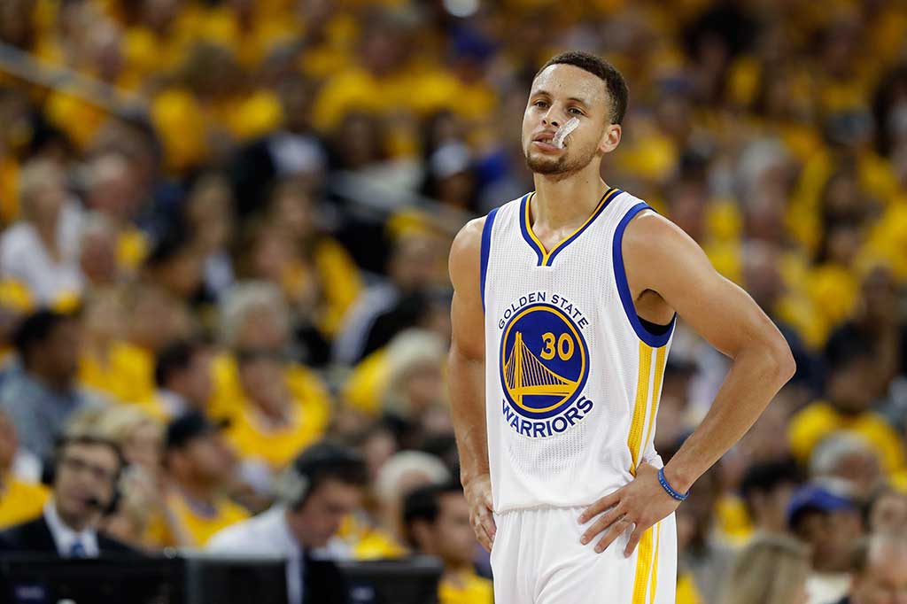 MVP NBA andalan Warriors Stephen Curry nampak kecewa setelah timnya ditundukkan Thunder. Curry mencetak 26 poin pada pertandingan tersebut.