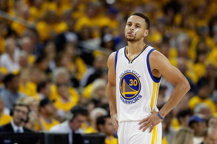 MVP NBA andalan Warriors Stephen Curry nampak kecewa setelah timnya ditundukkan Thunder. Curry mencetak 26 poin pada pertandingan tersebut.