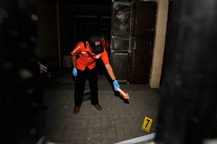 Tim Forensik Polda Sulselbar tengah melakukan olah TKP di  lokasi ledakan.