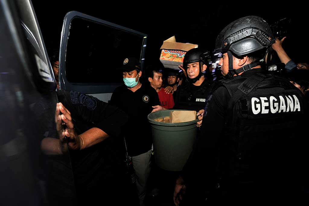 Tim Gegana Polda Sulselbar mengamankan barang bukti usai melakukan penggeledahan rumah kos yang menjadi lokasi ledakan.