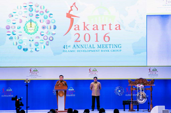 Wapres Jusuf Kalla memberikan kata sambutan saat pembukaan Sidang Tahunan ke 41 Islamic Development Bank di Jakarta Convention Center (JCC), Jakarta.