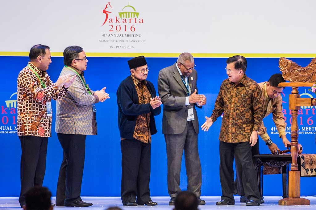 Wapres Jusuf Kalla berjabat tangan dengan President Islamic Development Bank (IDB) Ahmad Mohamed Ali (kedua kanan) didampingi mantan presiden BJ Habibie (tengah), Menteri Keuangan Bambang Brodjonegoro (kedua kiri) dan Gubernur Bank Indonesia Agus Martowardojo (kiri) seusai membuka secara resmi Sidang Tahunan ke-41 IDB.