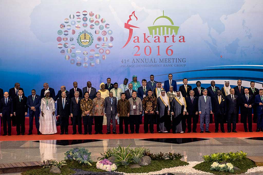 Wapres Jusuf Kalla (tengah) didampingi didampingi pejabat terkait berfoto bersama President Islamic Development Bank (IDB) Ahmad Mohamed Ali (kesembilan kiri) dan delegasi negara-negara anggota IDB.