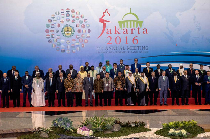 Wapres Jusuf Kalla (tengah) didampingi didampingi pejabat terkait berfoto bersama President Islamic Development Bank (IDB) Ahmad Mohamed Ali (kesembilan kiri) dan delegasi negara-negara anggota IDB.