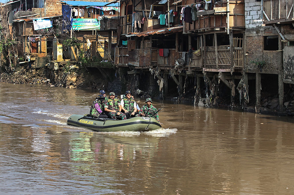 Ahok Inspeksi Normalisasi Sungai Ciliwung