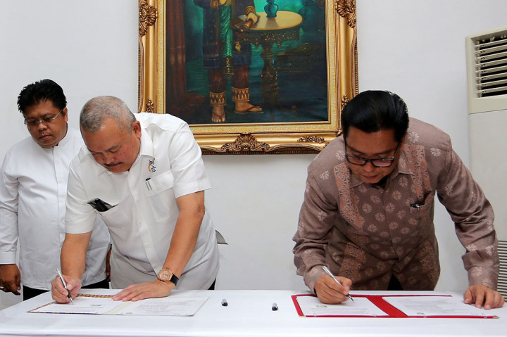 Direktur Utama Perum Perumnas Himawan Arief Sugoto (kanan) bersama Gubernur Sumatera Selatan Alex Noerdin (kiri) melakukan penandatanganan perjanjian kerjasama (PKS) Pembangunan Rusunami Wisma Atlet Jakabaring.