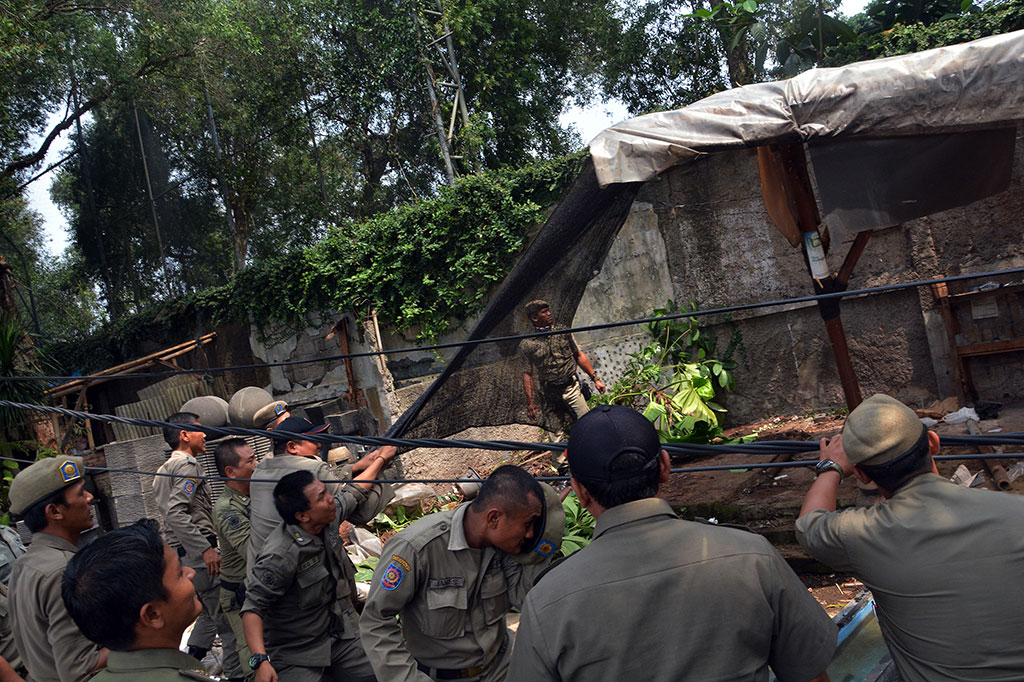 Petugas Kembalikan Fungsi Trotoar bagi Pejalan Kaki