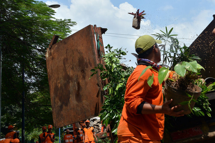 Petugas Kembalikan Fungsi Trotoar bagi Pejalan Kaki