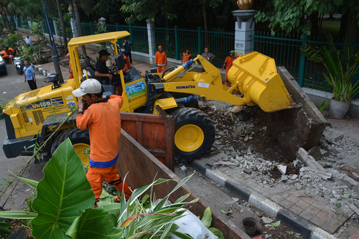 Petugas Kembalikan Fungsi Trotoar bagi Pejalan Kaki
