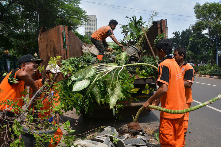 Petugas Kembalikan Fungsi Trotoar bagi Pejalan Kaki