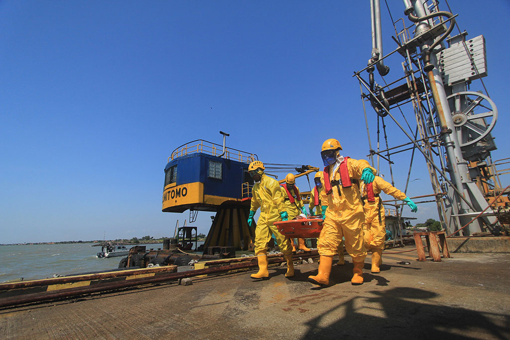 Petugas Simulasi Evakuasi Pasien Ebola