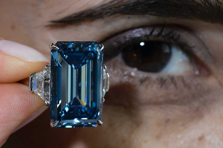 Nama Oppenheimer Blue didapat dari pemilik sebelumnya almarhum Sir Philip Oppenheimer, yang lama mengawasi pertambangan De Beers dan telah memberikannya kepada istrinya.
