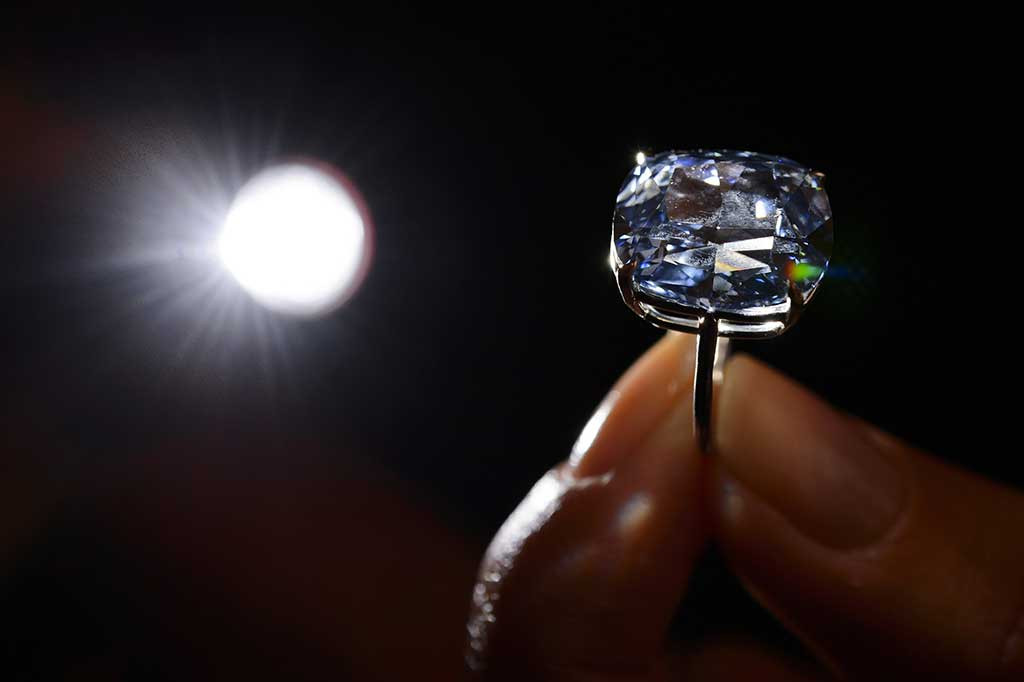 Rekor penjualan sebelumnya untuk berlian dipegang Blue Moon berukuran 12,03 karat yang terjual USD48,5 juta (sekitar Rp640 miliar) di Jenewa tahun lalu.