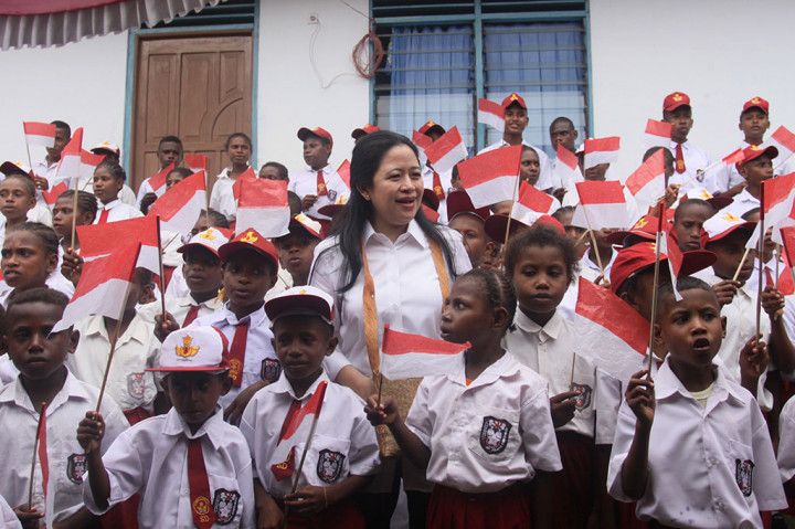  Puan Maharani menyapa siswa sekolah dasar di Papua Barat.