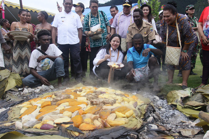 Puan Maharani mencoba hasil masakan dengan cara bakar batu.