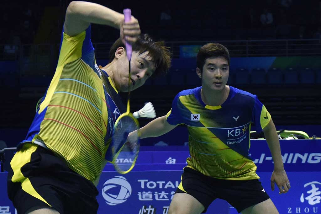 Ganda putra Korsel Kim Gi Jung dan Sa Rang mengembalikan kok ke arah lawannya pebulu tangkis Tiongkok Li Junhui dan Zheng Siwei