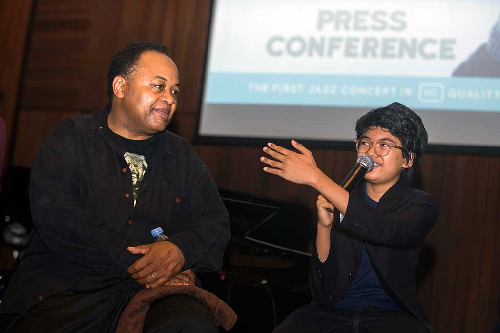 Joey Alexander memperkenalkan drummer jazz legendaris Jeff Tain Watts.