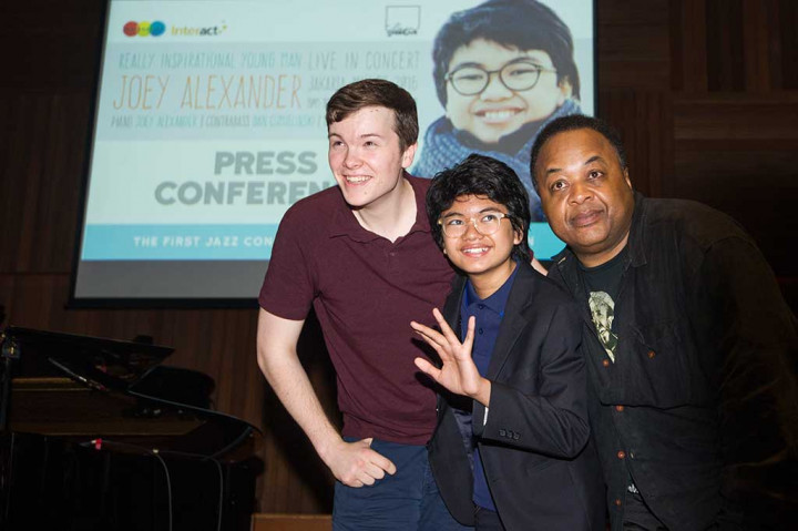 Joey Alexander bersama Jeff Tain Watts dan pemain contrabass Dan Chmielinski.