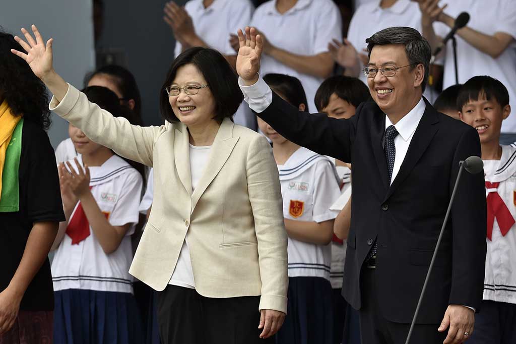 Dari 2000 hingga 2004, Tsai ditunjuk untuk menduduki jabatan penting di pemerintahan termasuk sebagai Ketua Dewan Urusan Tiongkok.