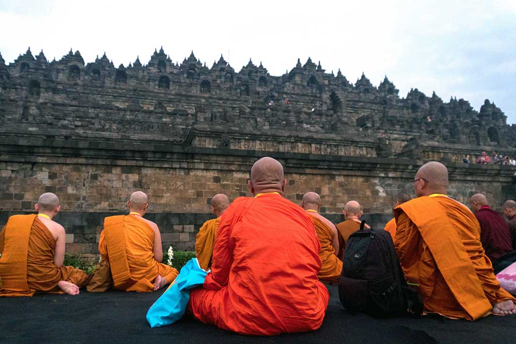 Ritual doa yang diikuti sekitar 60 biksu dan umat Buddha tersebut berlangsung mulai sekitar pukul 05.00 hingga 06.00 WIB di pelataran timur zona I Candi Borobudur.