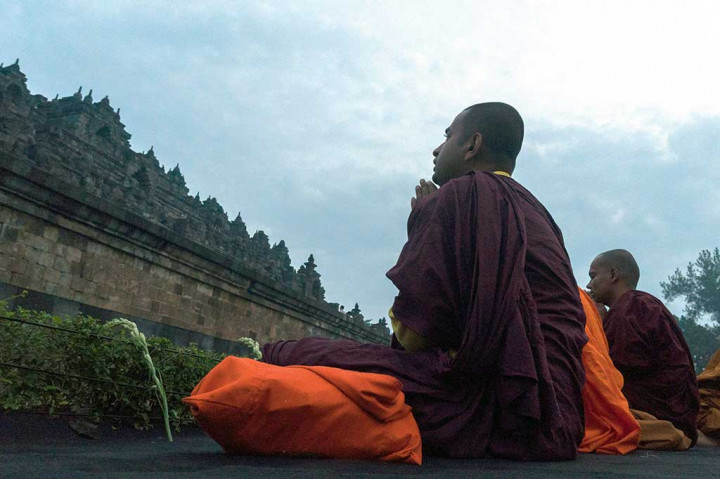 Setiap biksu dan umat memegang bunga sedap malam dalam doa yang antara lain berupa pembacaan sutra dan parita dipimpin Kepala Sangha Theravada Indonesia yang juga Kepala Wihara Mendut Kabupaten Magelang Biksu Sri Pannyavaro Mahathera.