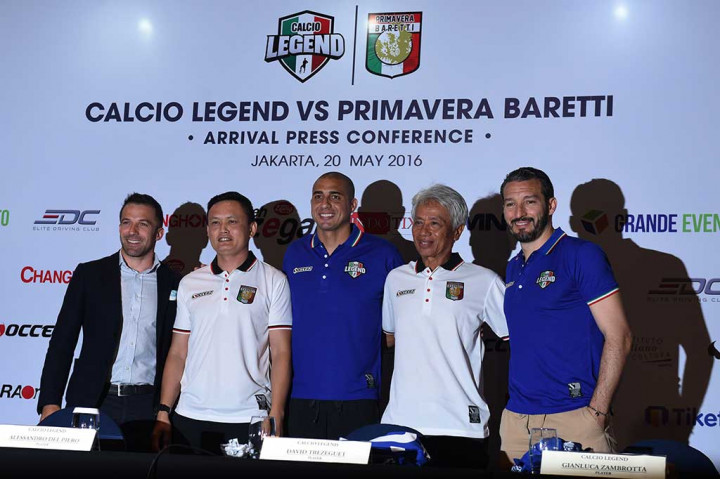 Pesepak bola tim Calcio Legend Alessandro Del Piero (kiri), David Trezeguet (tengah) dan Gianluca Zambrotta (kanan), berfoto bersama denganp pelatih tim Primavera Barretti Danurwindo (kedua kanan) dan dan pesepak bola Primavera Barretti Yeyen Tumena (kedua kiri) saat konferensi pers jelang pertandingan Calcio Legend vs Primavera Baretti di Jakarta, Jumat (20/5/2016).