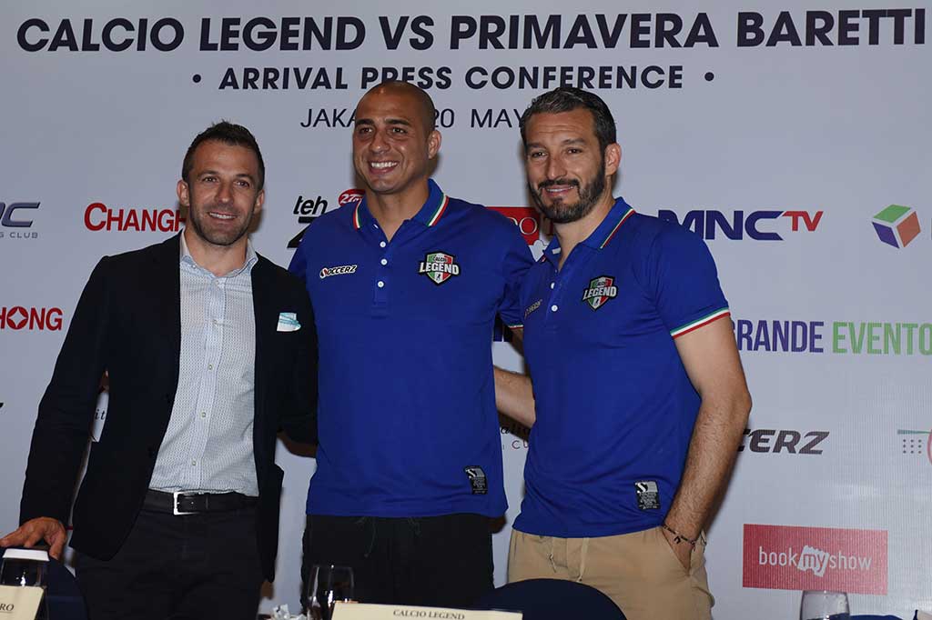 Pesepak bola tim Calcio Legend (dari kiri) Alessandro Del Piero, David Trezeguet dan Gianluca Zambrotta.