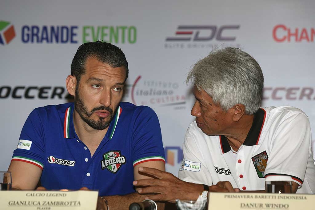 Gianluca Zambrotta berbincang dengan dengan pelatih tim Primavera Barretti Danurwindo 
