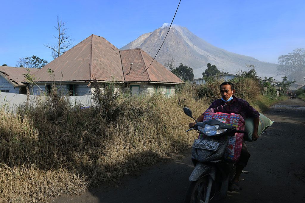 Warga Kaki Gunung Sinabung Dievakuasi