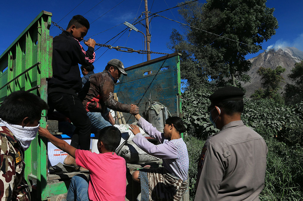 Warga Kaki Gunung Sinabung Dievakuasi