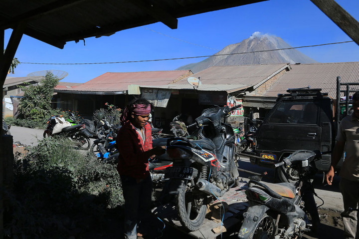 Warga Kaki Gunung Sinabung Dievakuasi