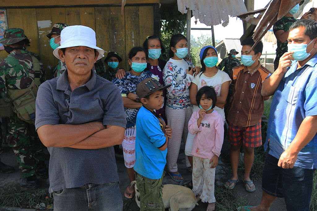 Warga Kaki Gunung Sinabung Dievakuasi