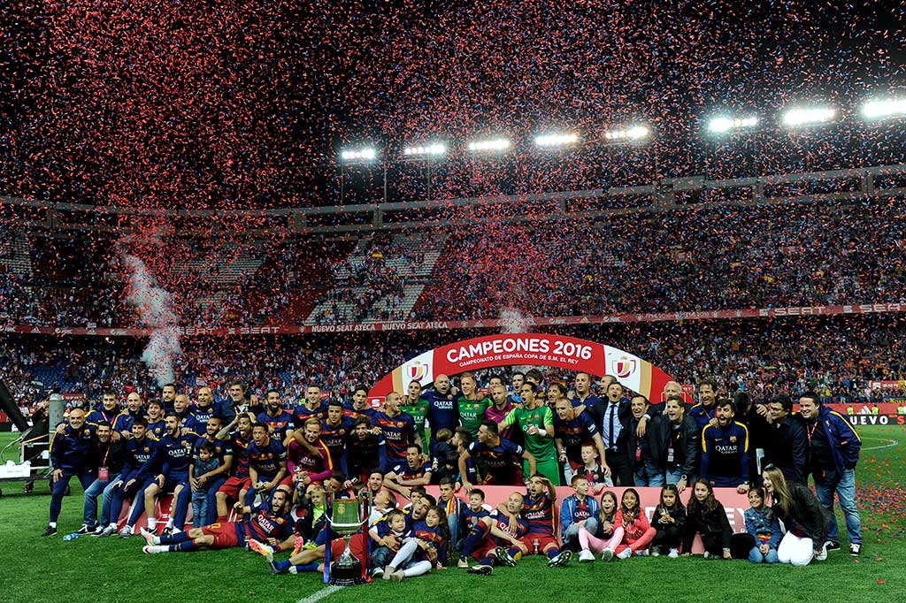 Para pemain Barca meluapkan kegembiraan mereka usai meraih gelar juara Piala Raja Spanyol.